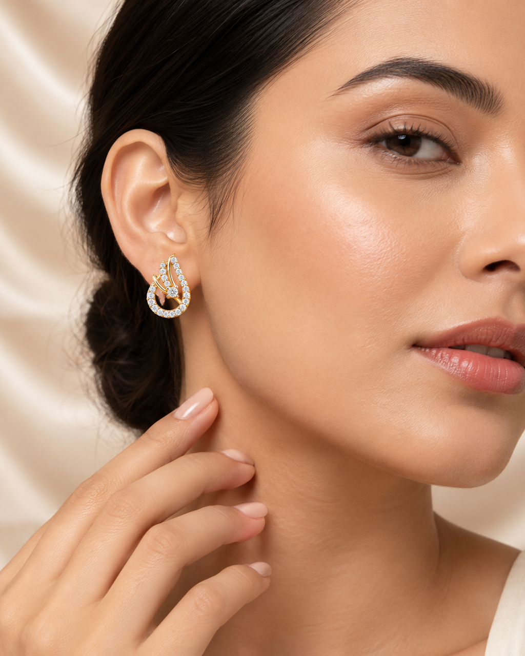 Model wearing Earrings